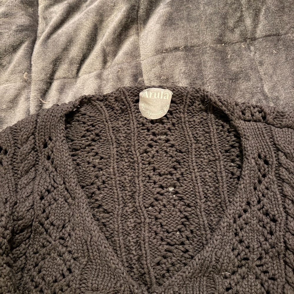 ARULA Black Open-Knit V-Neck crop
